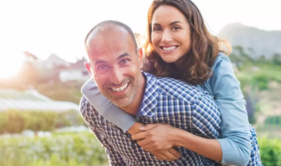 Jak flirtuje dojrzały mężczyzna? Na zdjęciu mężczyzna po 50-tce z ukochaną.