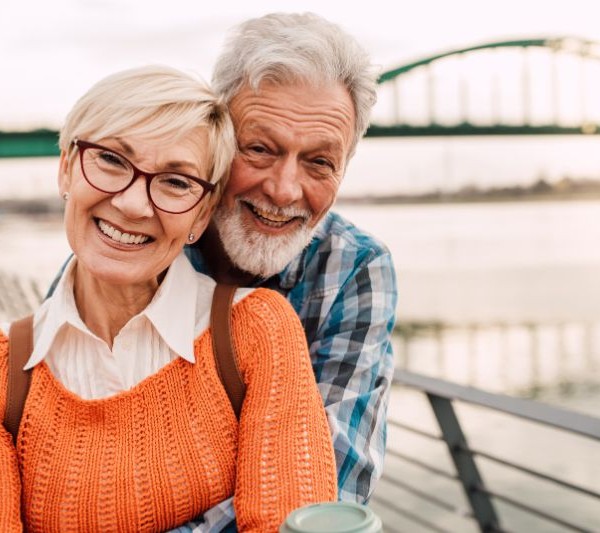 Ciekawe wycieczki dal seniorów to takie, które sprawiają radość, jak u seniorów na zdjęciu.