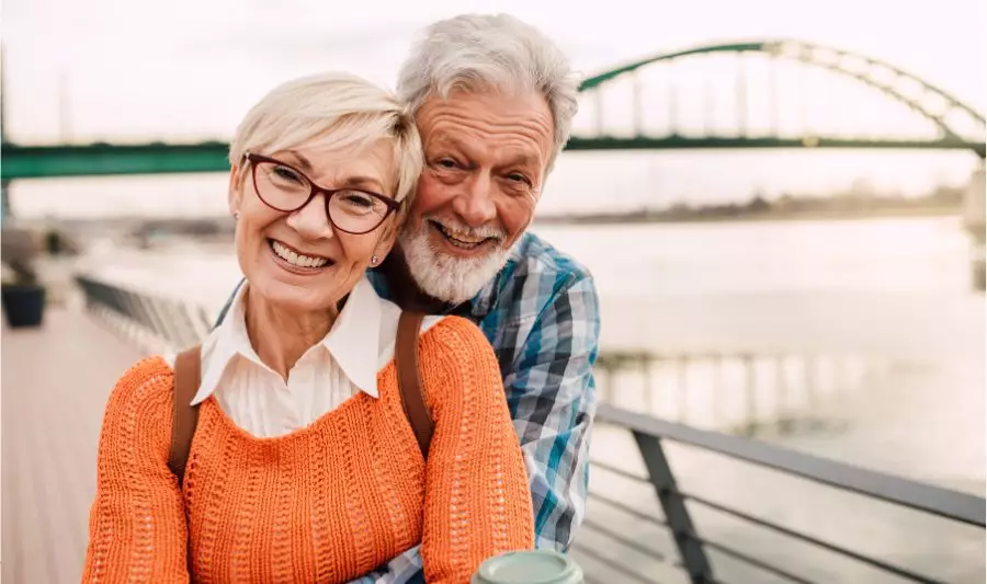 Ciekawe wycieczki dal seniorów to takie, które sprawiają radość, jak u seniorów na zdjęciu.