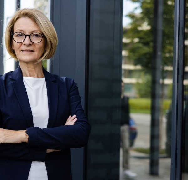 Startup po 50-tce to niegłupi pomysł. Na zdjęciu dojrzała kobieta biznesu.