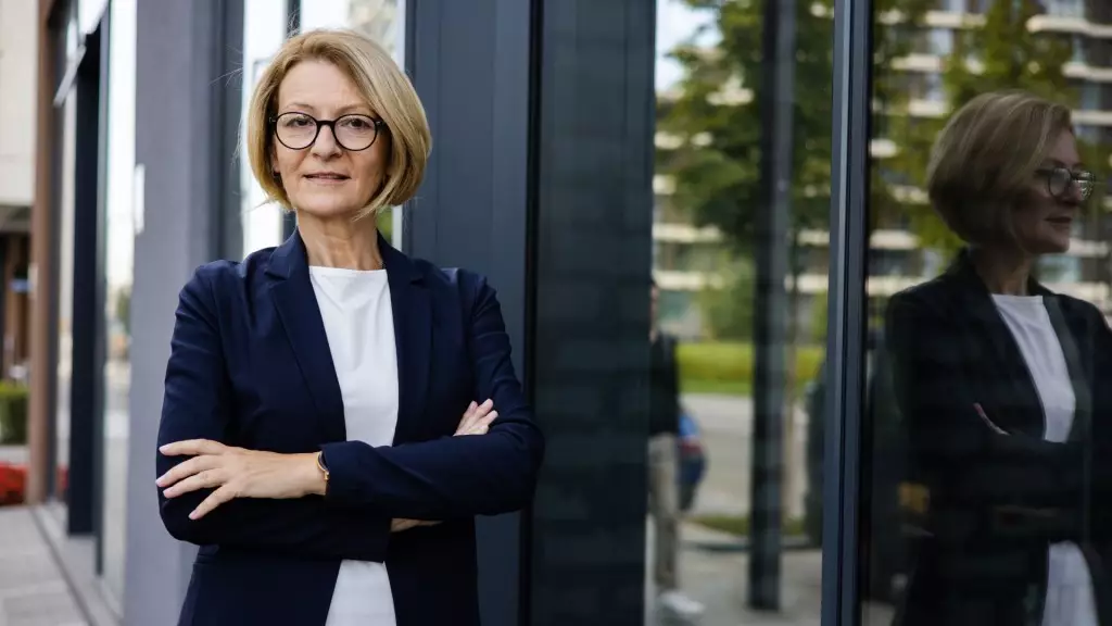 Startup po 50-tce to niegłupi pomysł. Na zdjęciu dojrzała kobieta biznesu.