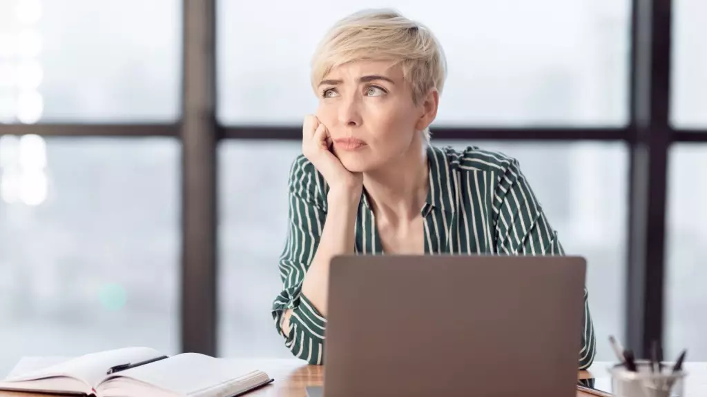 Kobieta odczuwa nudę w pracy.