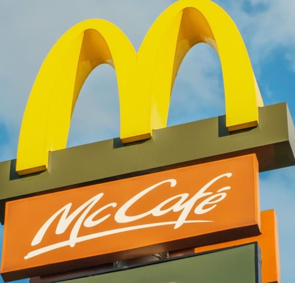 Praca w McDonlad's jest nie tylko dla młodych. Na zdjęciu logo McDonald's.