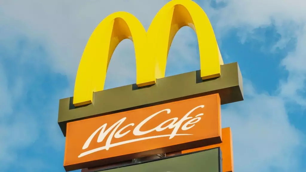 Praca w McDonlad's jest nie tylko dla młodych. Na zdjęciu logo McDonald's.