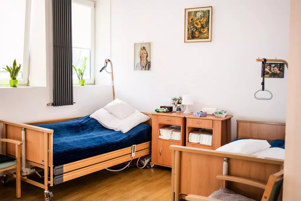 Dom Opieki Ambrozja w Łodzi dysponuje komfortowymi pokojami wyposażonymi w niezbędne udogodnienia