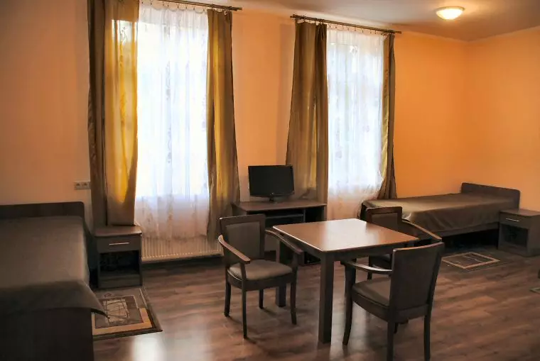 Pokoje w Domu Opieki Zielony Park w Starzechowicach są w pełni wyposażone i posiadają prywtane łazienki