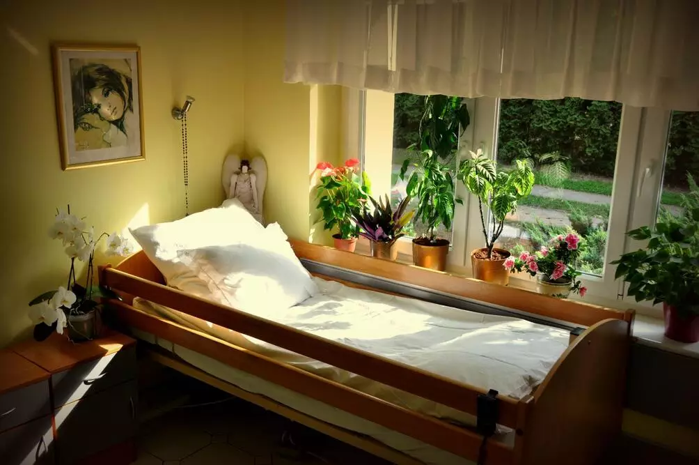 Mieszkańcy Domu Opieki POD ORZECHEM w Czapurach mają do dyspozycji komfortowe pokoje wyposażone w specjalistyczne łóżka