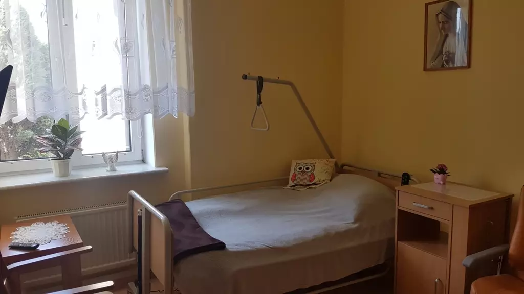 Mieszkańcy Domu Seniora im. św. Franciszka z Asyżu w Więcborku mają do dyspozycji jasne i przytulne pokoje 
