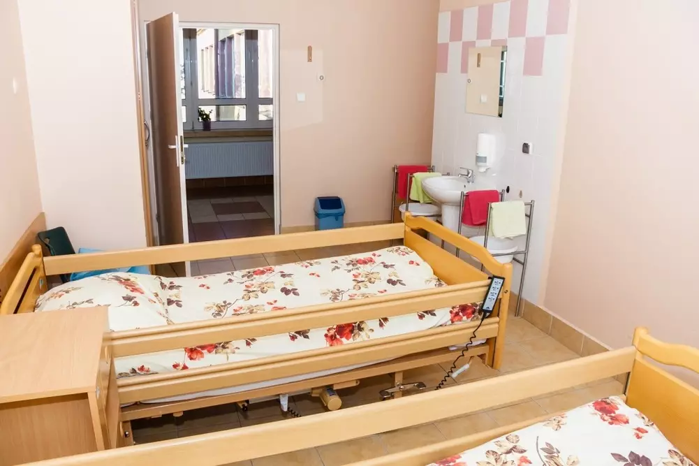 Zakład Opieki Długoterminowej GRYF-MED w Bydgoszczy dysponuje pokojami wyposażonymi w niezbędne udogodnienia 