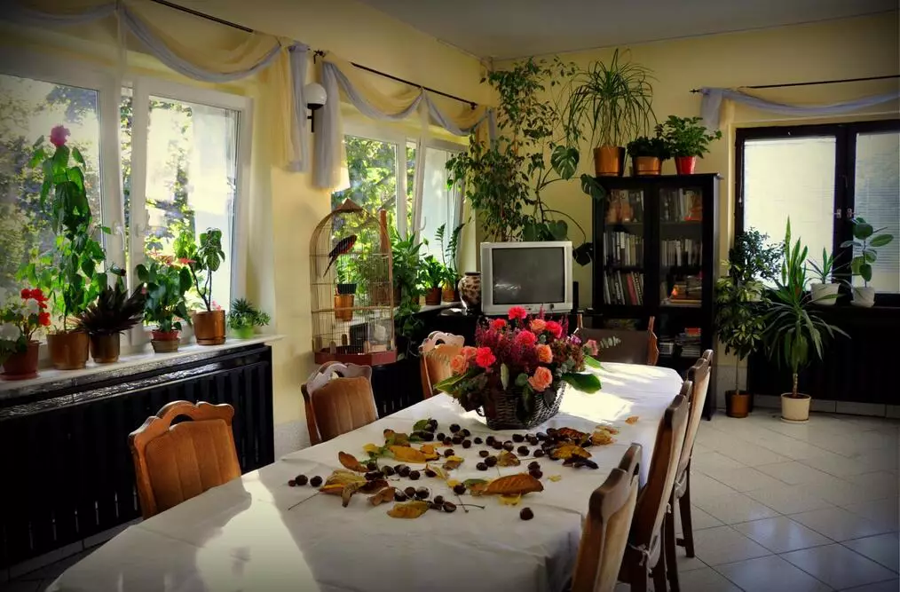 Dom Opieki POD ORZECHEM w Czapurach dysponuje przestrzenią wspólną dla mieszkańcow - na zdjęciu pokój dzienny pełniący też funkcję jadalni