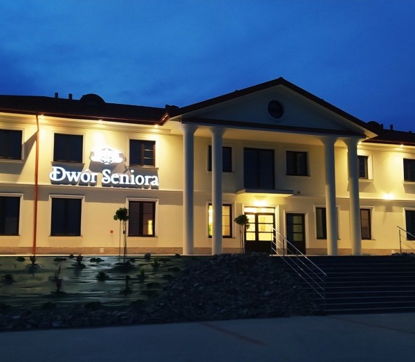 Dwór Seniora w Chrząstówce
