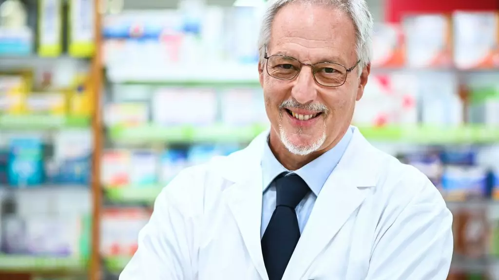 Silversi przyszłością branży opieki zdrowotnej? Na zdjeciu silver aptekarz.