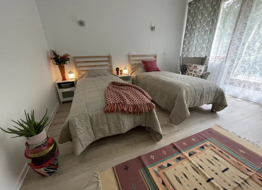 Dom Opieki PRO SENIORE Caritas AW w Otwocku dysponuje komfortową bazą noclegową - na zdjęciu pokój 2-osobowy