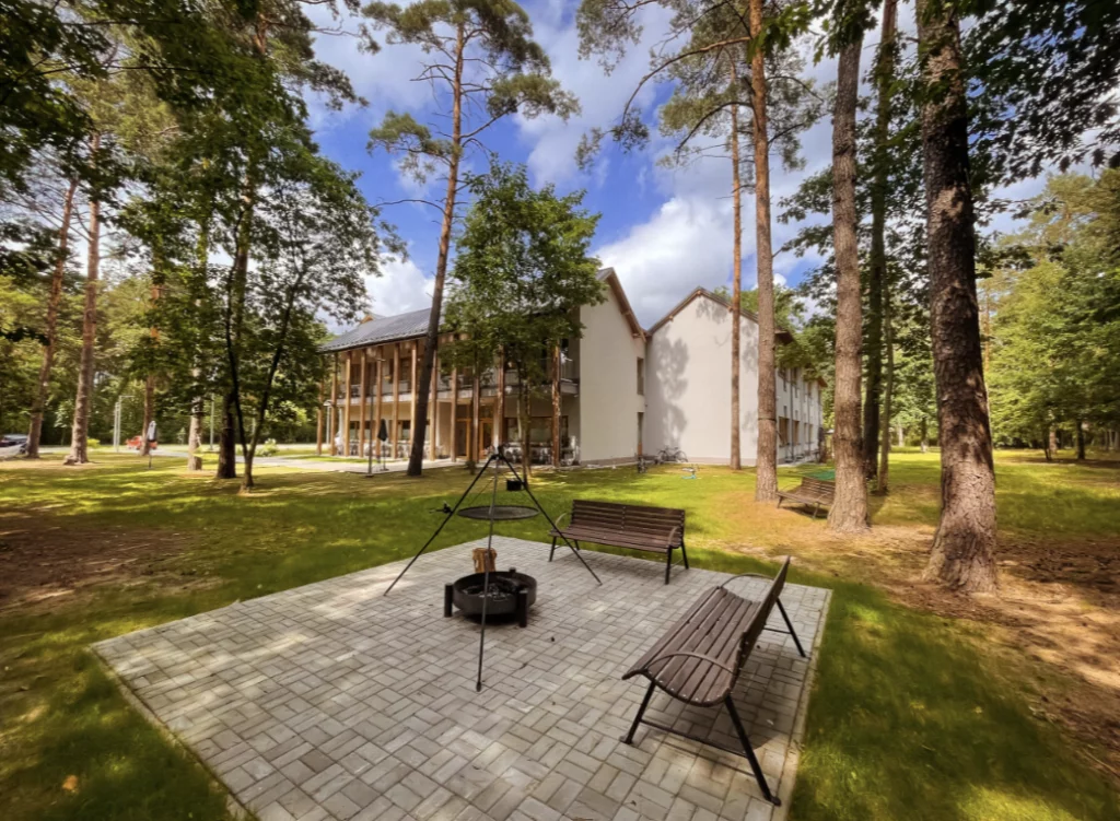 Dom Opieki PRO SENIORE Caritas AW w Otwocku położony jest na przestronnej, zalesionej działce