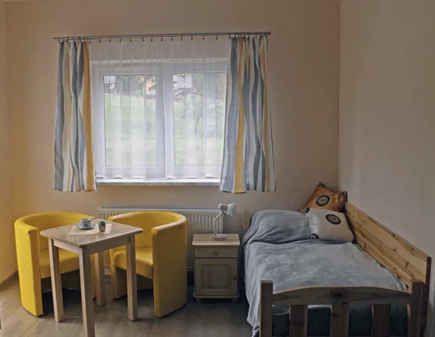 Rodzinny Dom Seniora w Brennej oddaje do dyspozycji seniorów przytulne pokoje z łazienkami