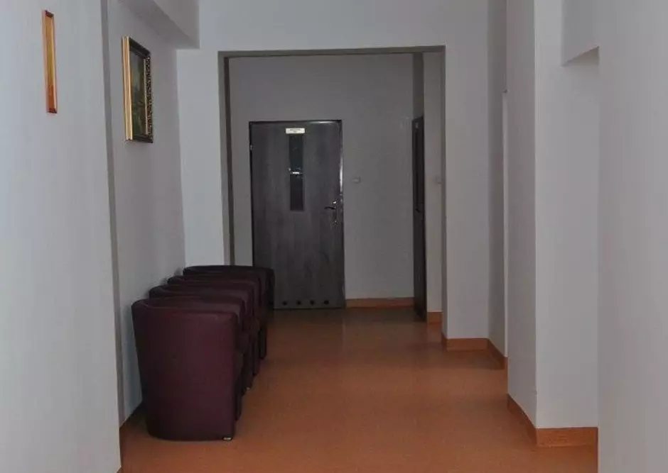 Szerokie korytarze w Domu Opieki w Brzegu Dolnym ułatwiają poruszanie się po obiekcie osobom niepełnosprawnym