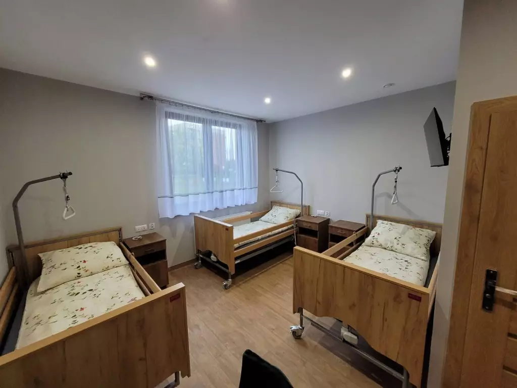 Jeden z pokoi 3-osobowych w Domu Opieki STASZEK w Zawierciu