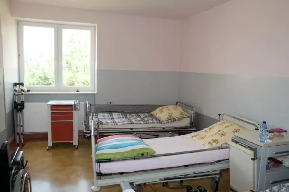 Pokoje w Zakładzie Opieki Długoterminowej ANNA w Skarżysku-Kościelnem są wyposażone w podstawowe meble i sprzęty