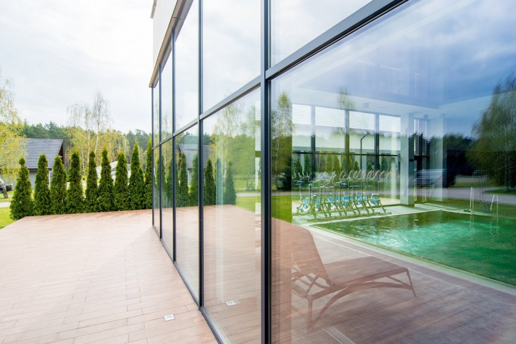 Goście hotelu mogą korzystać z krytego basenu