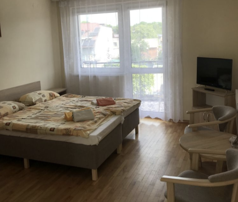 Część pokoi w Ośrodku Wypoczynkowo-Rehabilitacyjnym AGA w Jastarni posiada prywatne balkony