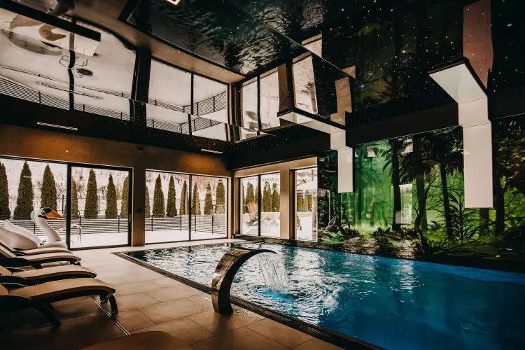 Jedną z atrakcji Pensjonatu Jurkowski Wellness & SPA w Ochotnicy Dolnej jest strefa Wellness z krytym basenem
