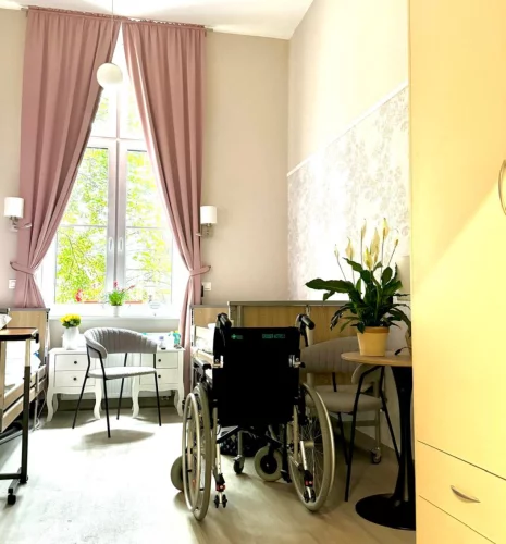 Pokoje w Domu Seniora FELIZA w Słupsku wyposażone są w łóżka rehabilitacyjne i instalację przywoławcza