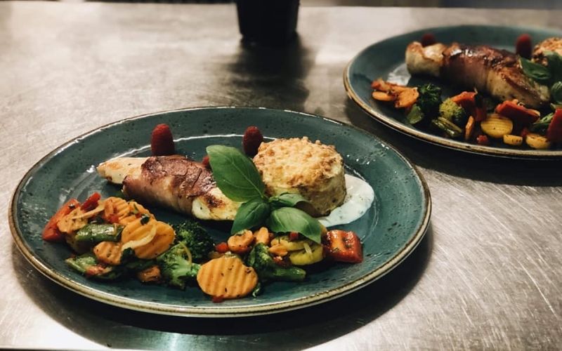 Na terenie Pensjonatu Pod Jemiołą w Ciechocinku znajduje się Restauracja BOHO - miejsce o wyjątkowym klimacie 