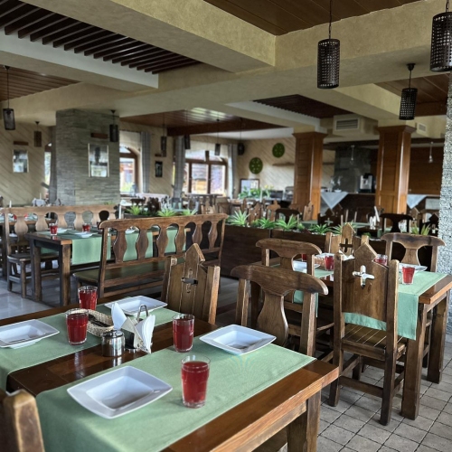 W Ośrodku Wypoczynkowo-Rehabilitacyjnym „Maria" w Zakopanem znajduje się przestronna jadalnia 