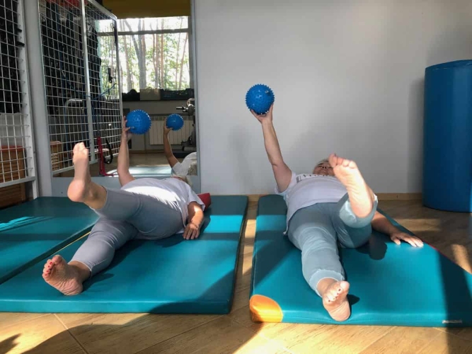 Ośrodek Rekreacyjno–Rehabilitacyjny „Leśny Zakątek” w Zaździerzu oferuje kuracjuszom różne formy terapii, w tym zajęcia ruchowe