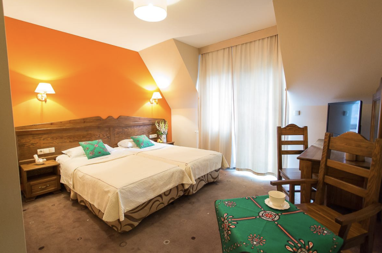Ośrodek Wypoczynkowo-Rehabilitacyjny „Maria" w Zakopanem dysponuje komfortowymi i przestronnymi pokojami