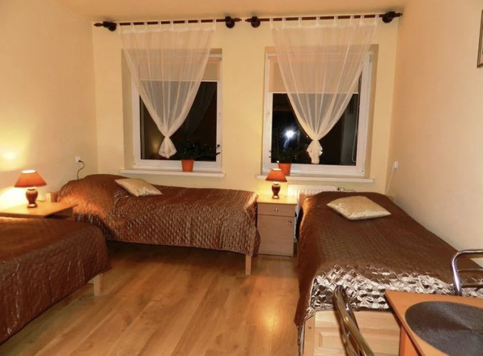 Na gości Ośrodka Profilaktyczno-Rehabilitacyjnego im. o. Pio w Radawie czekają zarówno pokoje gościnne, jak i domki