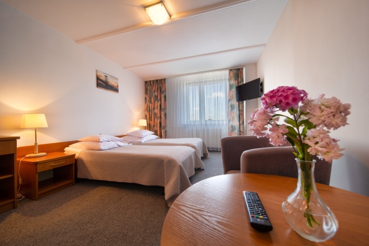 Goście Hotelu Gromada Medical SPA w Busku-Zdroju mają do dyspozycji komfortowe pokoje i apartamenty