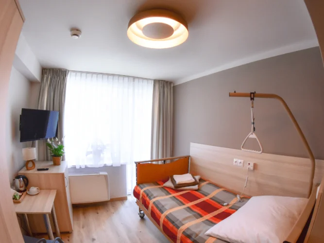 Pokoje w Domu Seniora PAN w Konstancinie-Jeziornie są wygodnie urządzona i posiadają prywatne łazienki