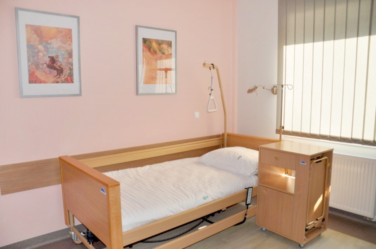 Pokoje w Centrum Rehabilitacji REHAMED-CENTER w Tajęcinie są wyposażone z profesjonalne łóżka rehabilitacyjne i instalację przywoławczą