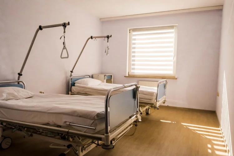 Pacjenci Centrum Rehabilitacji Accessmedica w Olsztynie mają do dyspozycji pokoje wyposażone w łóżka rehabilitacyjne