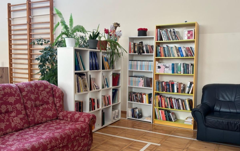Przytulny kącik wypoczynkowy z biblioteczką w Dziennym Domu Senior+ w Elblągu