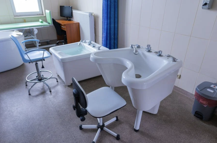 Baza zabiegowa Centrum Rehabilitacji SAWIMED w Sawicach-Wsiach składa się w z wiely gabinetów, w tym sali do hydroterapii