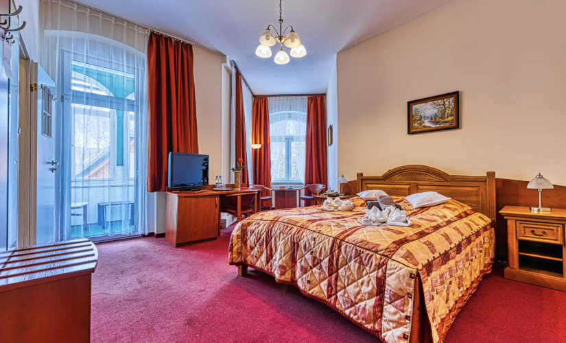 Kaja Medical & SPA Center w Świeradowie-Zdroju to przede wszystkim komfortowa baza noclegowa z pokojami wyposażonymi w niezbędne udogodnienia