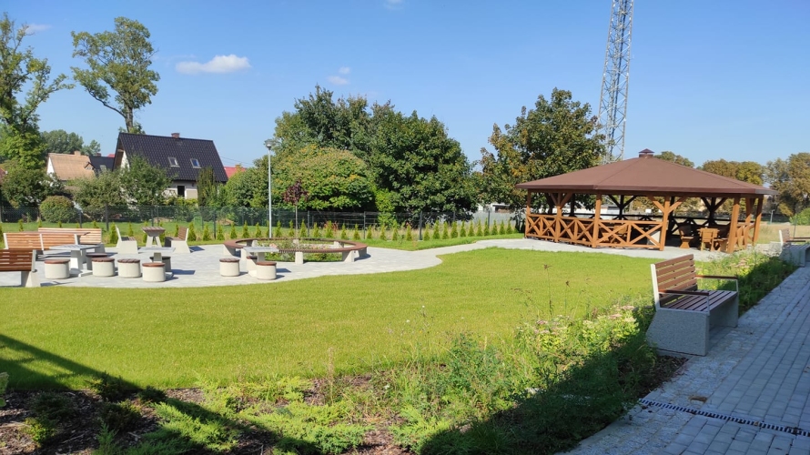 Dzienny Dom Pobytu w Celbowie posiada własny teren rekreacyjny przed budynkiem