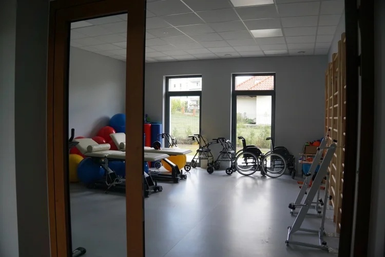 Dzienny Dom SENIOR+ w Brodnicy dysponuje salą rehabilitacyjną i niezbędnym sprzętem