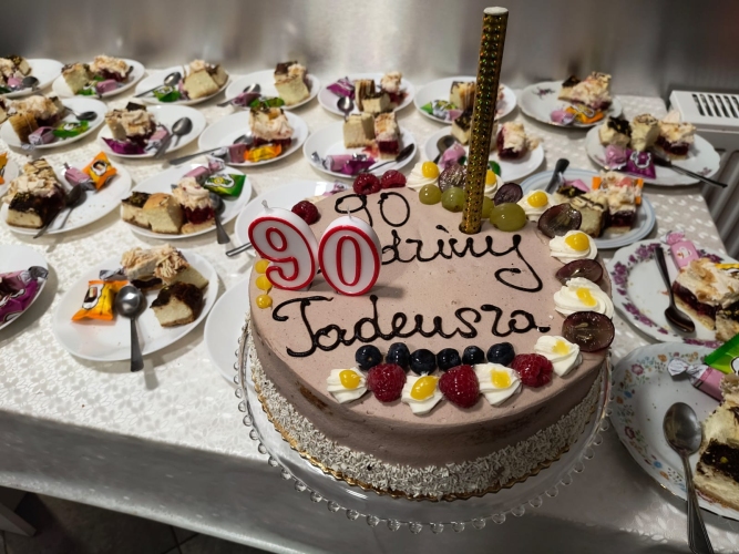 W Domu Pogodnego Seniora w Górze hucznie obchodzi się imieniny i urodziny podopiecznych