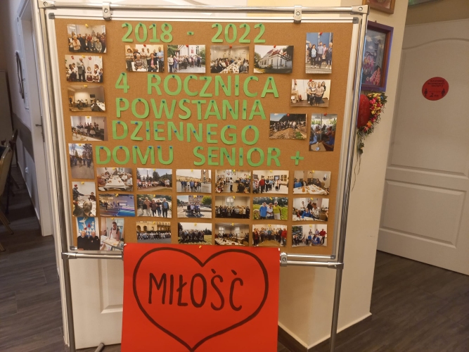 Podopieczni Dziennego Domu SENIOR+ w Brzesku podczas zajęć wykonują prace plastyczne, rękodzieło, a także gazetki 