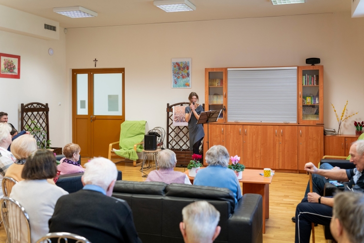 Uczestnicy Dziennego Domu Pobytu Seniora w Warszawie chętnie uczestniczą w różnego rodzaju spotkaniach artystycznych i prelekcjach