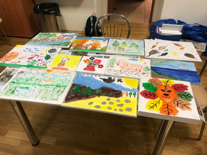 Dzienny Dom Pobytu Seniora w Warszawie oferuje swoim podopiecznym bogaty szereg aktywności, w tym zajęcia plastycczne 