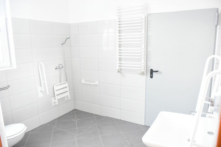 Łazienki w Dziennym Domu SENIOR+ w Makowie Podhalańskim są przystosowane dla potrzeb osób niepełnosprawnych