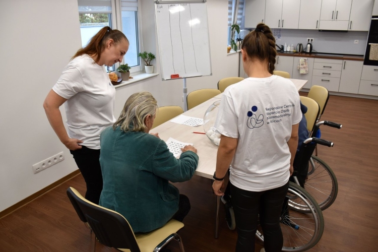 Seniorami - podopiecznymi Dziennego Domu SENIOR+ w Policach zajmuje się na miejscu doświadcziny i empatyczny personel