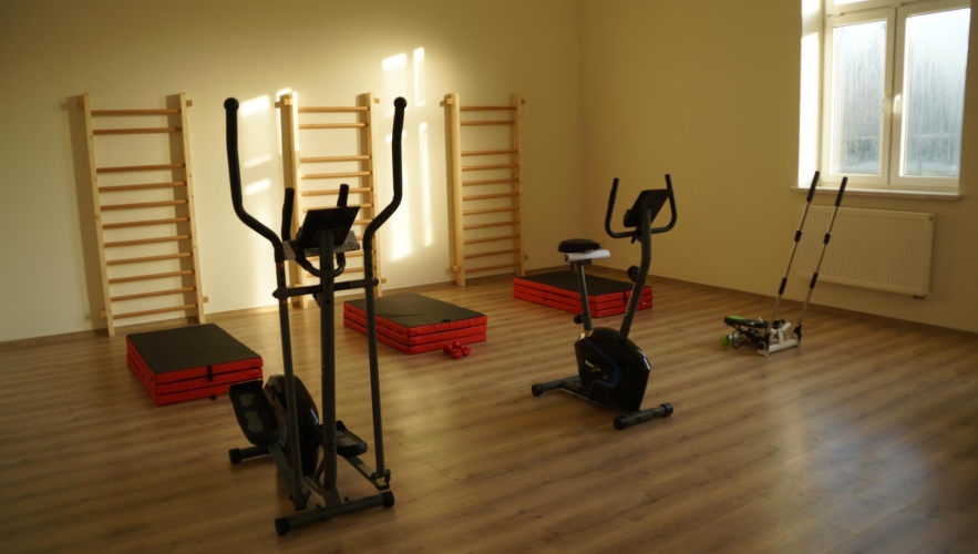 Sala gimnastyczna DDS w Radawie wyposażona jest w niezbędny sprzęt do ćwiczeń