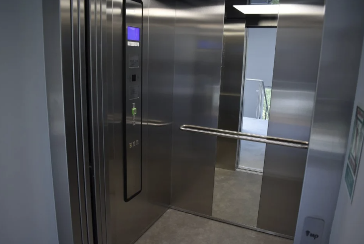 Dzienny Dom SENIOR+ w Krotoszynie dysponuje windą z której mogą korzystać także osoby na wózkach inwalidzkich