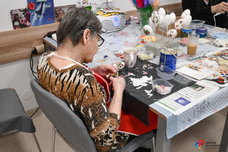 Uczestnicy Dziennego Domu SENIOR+ w Pruszkowie chętnie biorą udział w zajęciach plastycznych