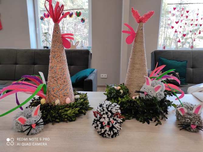 Rękodzieło i zajęcia plastyczne to jedna z form terapii zajęciowej oferowanej przez Dzienny DOm SENIOR+ w Drochlinie